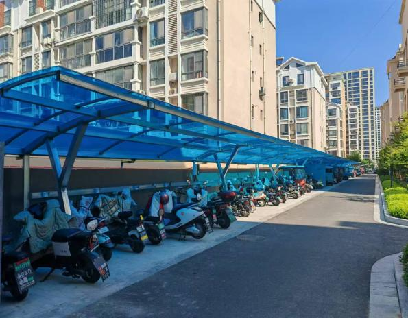 腾程物业公司增设电动车充电车棚，为居民安全“续航”