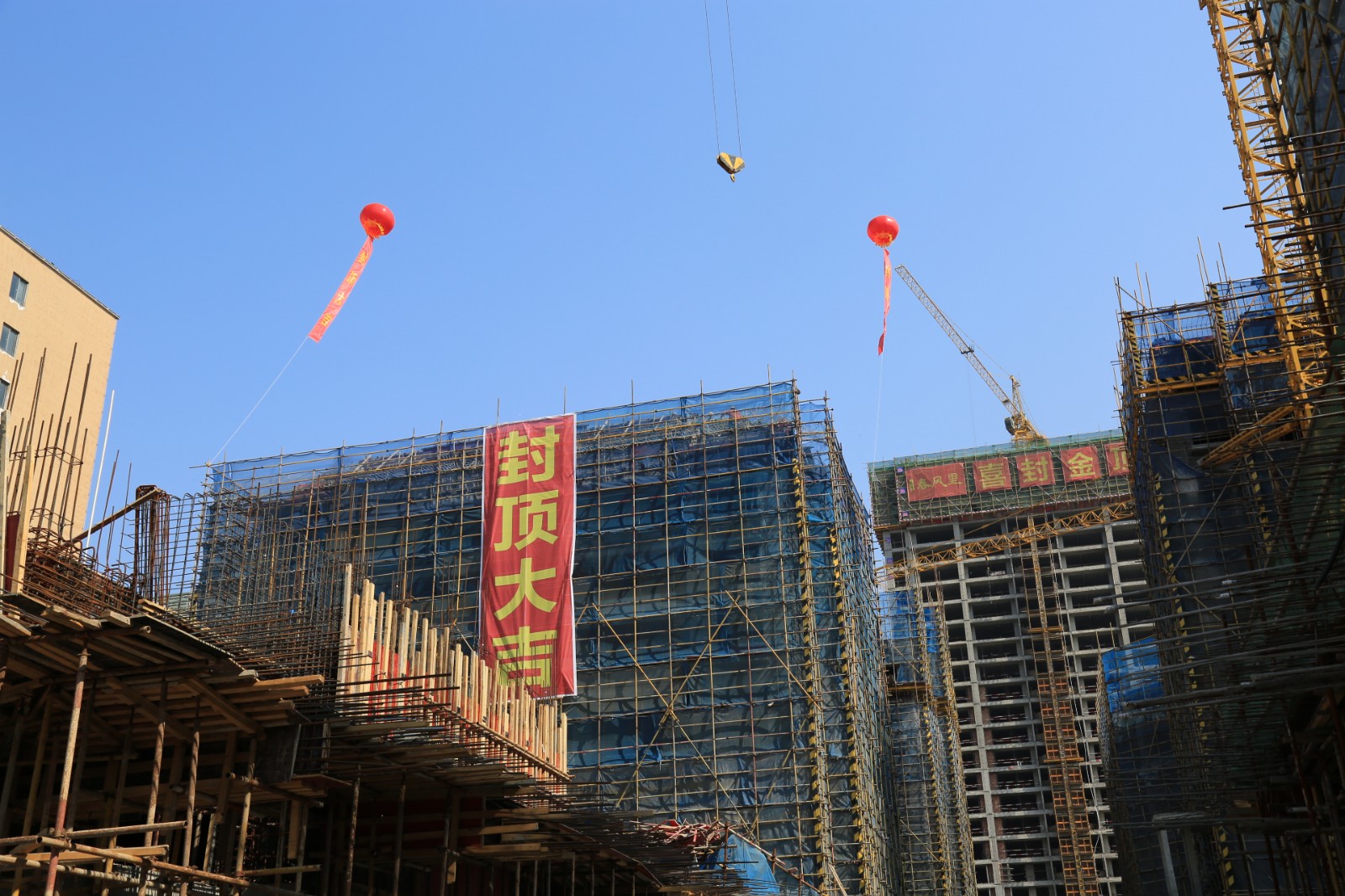 西大庙改造区域工程15#楼顺利封顶