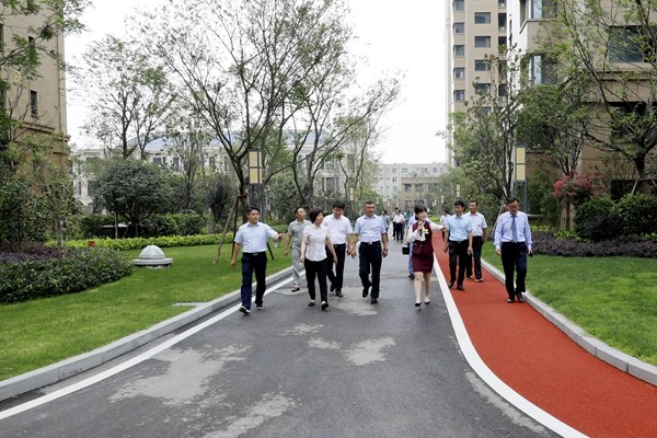 枣庄市镇域环境整治考核组到缇香郡小区观摩考察 