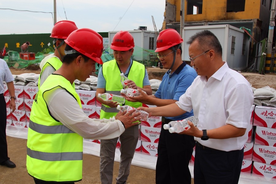 市总工会到荆河东路项目“夏送清凉”