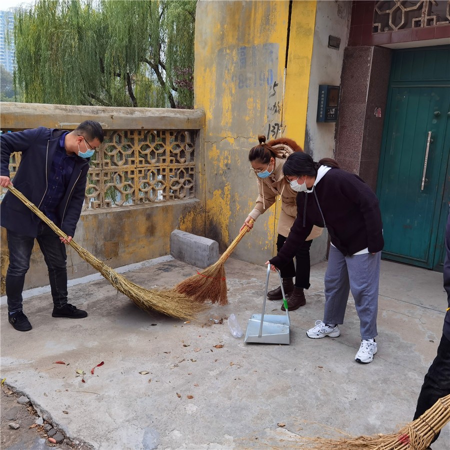 服务公园社区 开展卫生清理