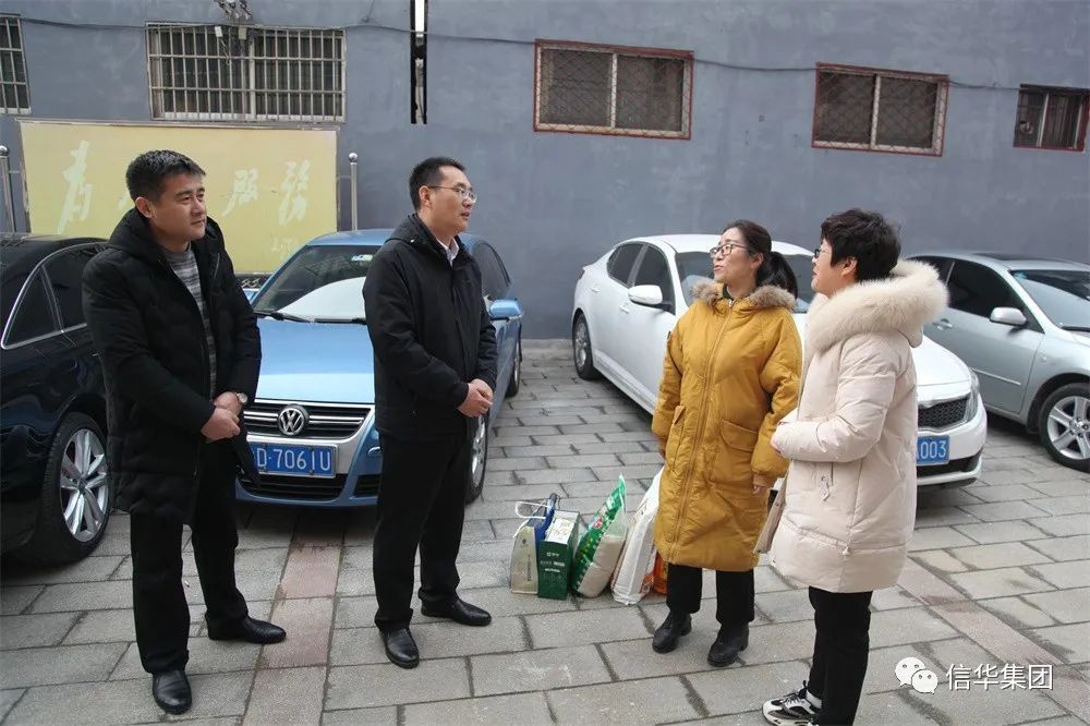 PA视讯集团到公园社区走访慰问老党员和困难群众