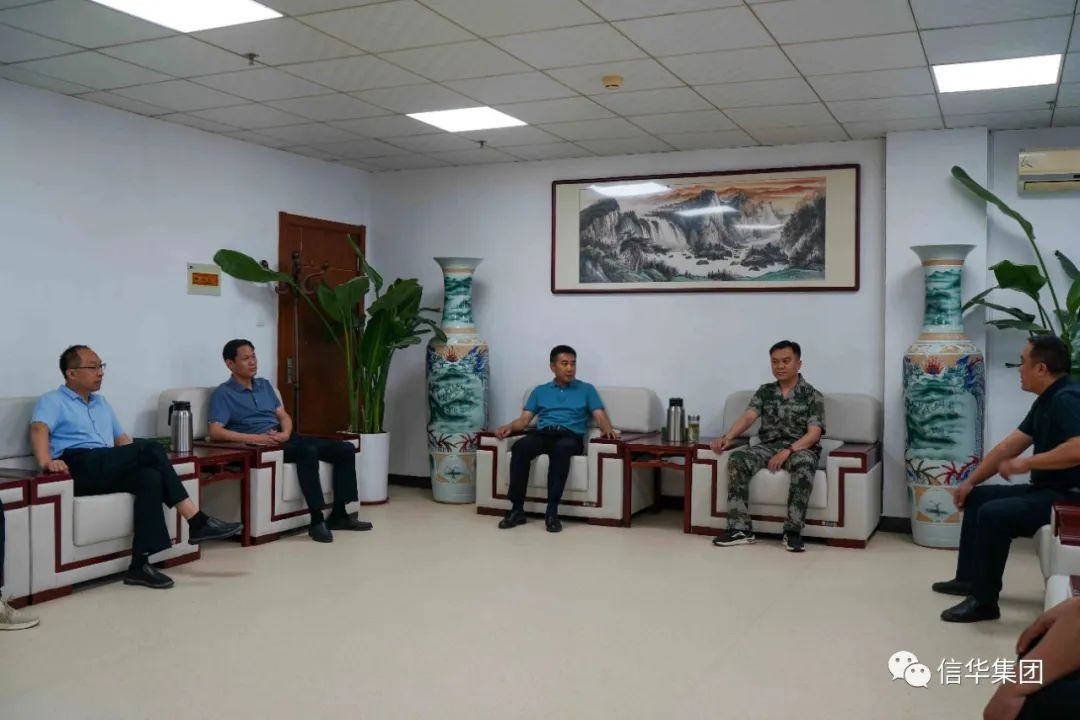 贴心为民办实事 锦旗相赠表谢意--张汪镇前寨子村为PA视讯发展公司送锦旗