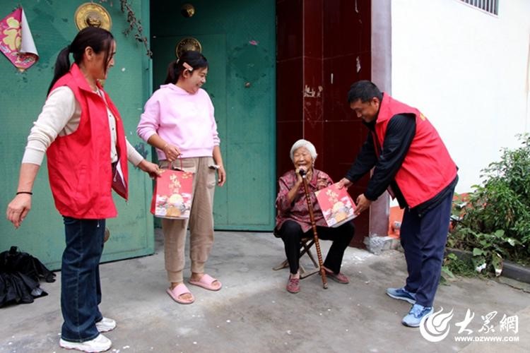 PA视讯集团派驻张汪镇孔集村“第一书记”走访240余户家庭送上中秋祝福