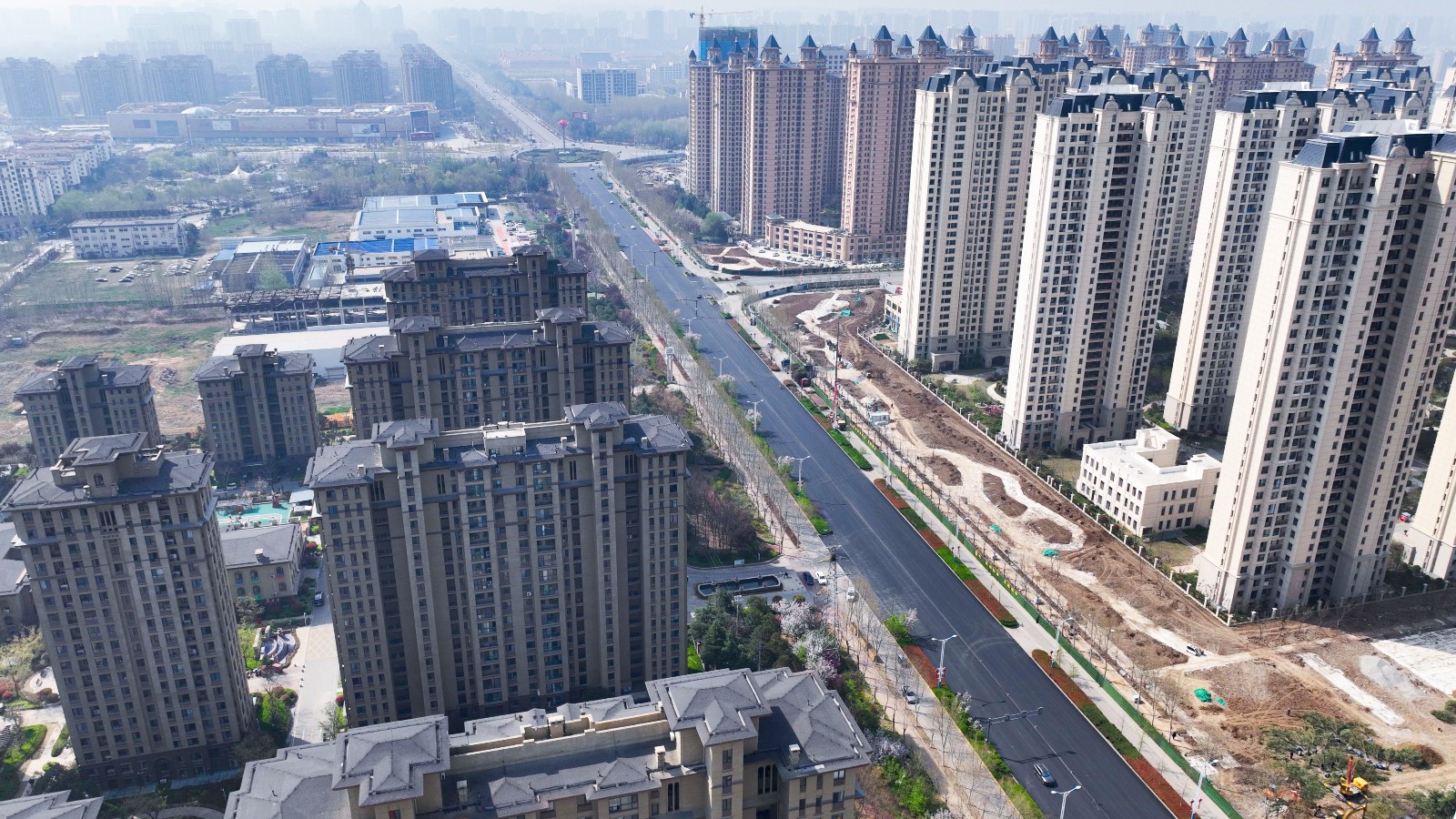 龙泉路（北辛路至红荷大道路段）沥青铺设顺利完工！